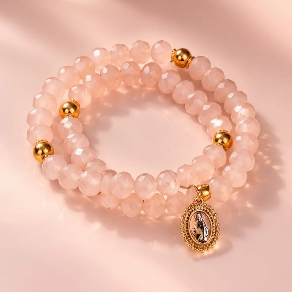 Rosario Aurora: murano nude con pepas doradas y medalla de la Virgen Milagrosa